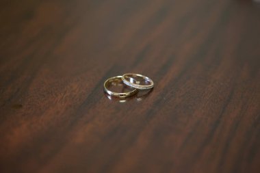 Gelin ve damat için bir çift düğün yüzüğü