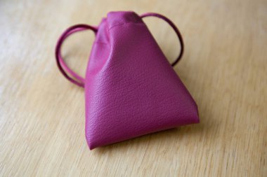 Düğün süslemeleri depolamak için Lila çanta