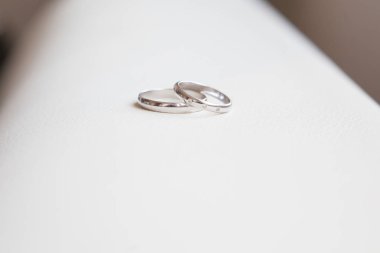 Gelin ve damat için bir çift düğün yüzüğü