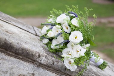 Beyaz güller ve yeşil yaprakları düğün yaka 