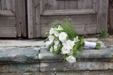 Beyaz güller ve yeşil yaprakları düğün yaka 