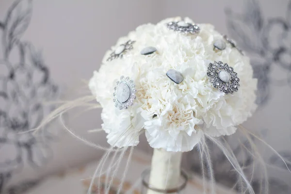 白いカーネーションと貴重な石の結婚式の花束 — ストック写真