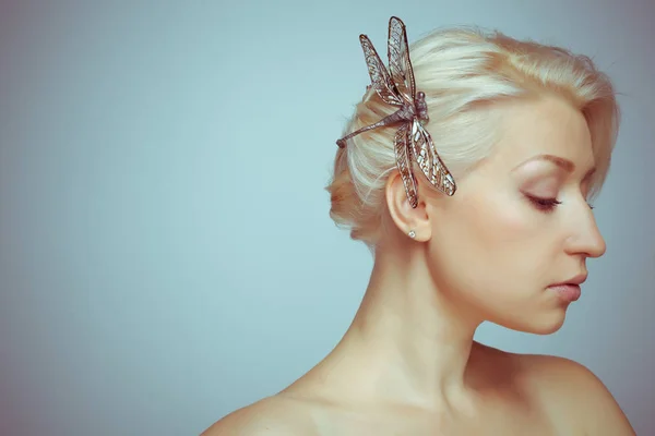 Jonge Vrouw Met Kort Wit Haar Een Vlinder Haarspeld — Stockfoto