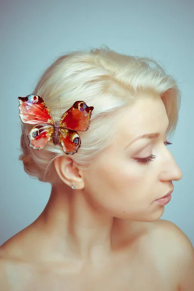 Junge Frau Mit Kurzen Weißen Haaren Und Einer Schmetterlingshaarnadel — Stockfoto