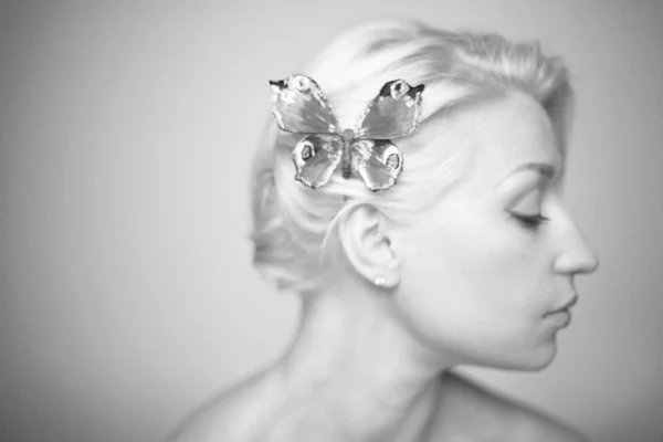 Jeune Femme Aux Cheveux Blancs Courts Une Épingle Cheveux Papillon — Photo