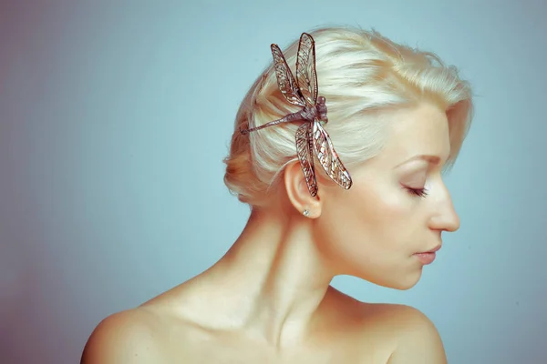 Jeune Femme Aux Cheveux Blancs Courts Une Épingle Cheveux Papillon — Photo