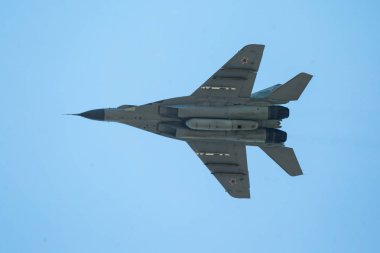 gökyüzünde uçan askeri uçak