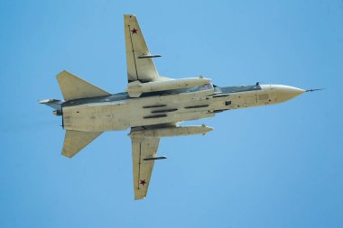 gökyüzünde uçan askeri uçak
