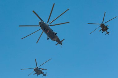 Bir grup askeri helikopter gökyüzünde uçar