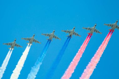 Bir grup askeri uçak gökyüzünde uçar