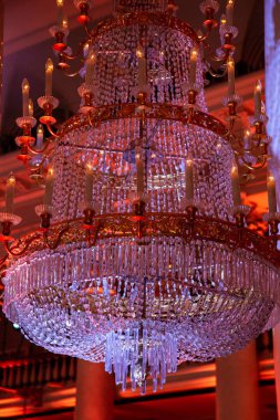 Tavana asılı kristal avize