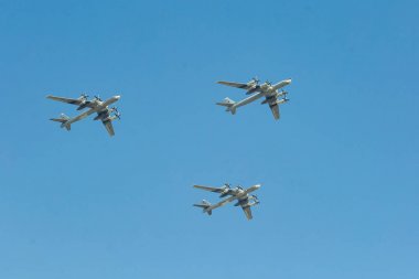 Gökyüzünde uçan bir grup sivil uçak