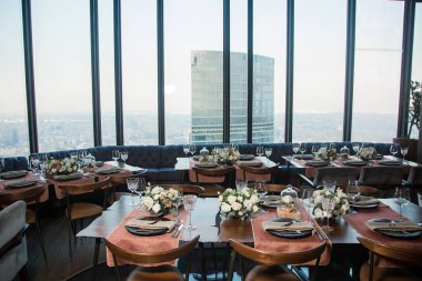 Restoranda masa, tatil için servis