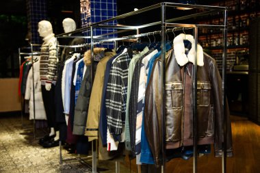 Raflarda asılı showroom moda giysi