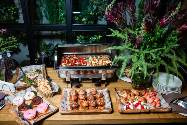 Mesa Buffet Com Lanches Bebidas — Fotografia de Stock