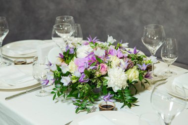 Beyaz masa örtüsü ile masa, akşam yemeği için servis