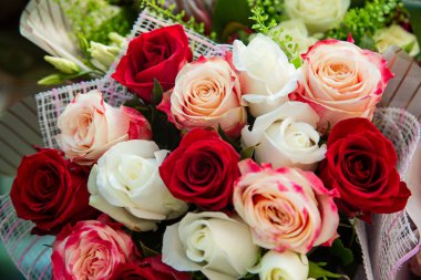 Küçük çok renkli gül buketi