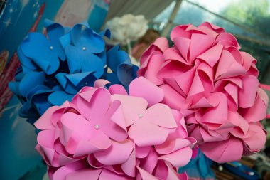 İnsan büyümesinde çok renkli kağıt çiçekler