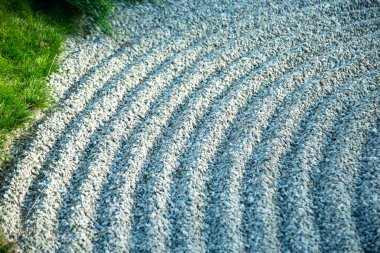 Bahçede Japon kaya bahçesi