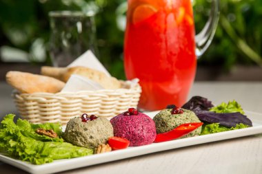 Salata topları şeklinde