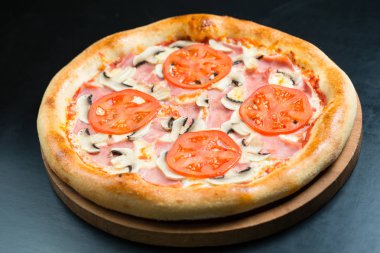 Fırından jambon ve domates ile Pizza