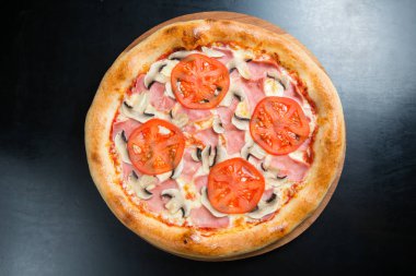 Fırından jambon ve domates ile Pizza