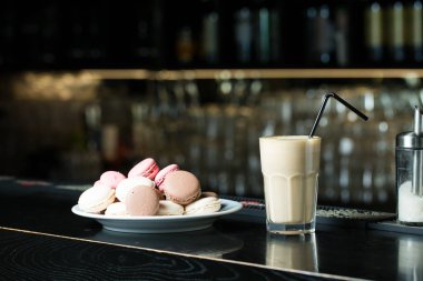 Macaroon ve milkshake ile plaka
