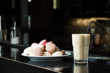 Macaroon ve milkshake ile plaka