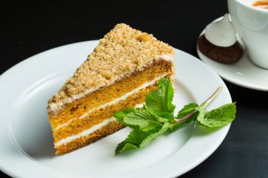 Havuçlu kek bir plaka üzerinde bir dilim