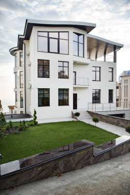 Bahçeli üç katlı yazlık