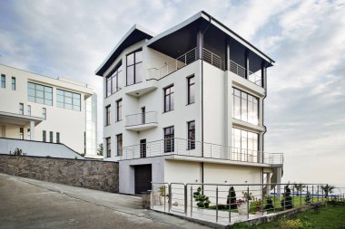 Bahçeli üç katlı yazlık