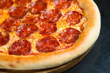 Fırında pepperoni pizza