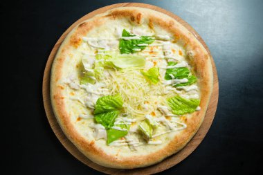 Tofu ve yeşillik ile Vegan pizza