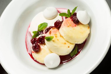 Bir tabaktabaktabak meyve sosu ile Cheesecakes