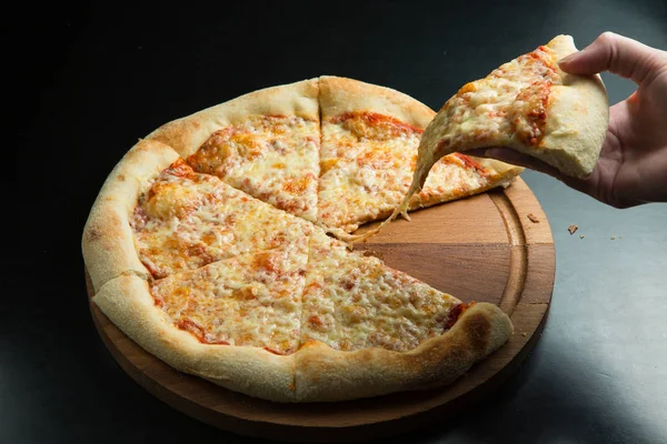 Vier Käse Pizzaofen — Stockfoto