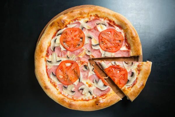 Pizza Jambon Tomates Four — Photo