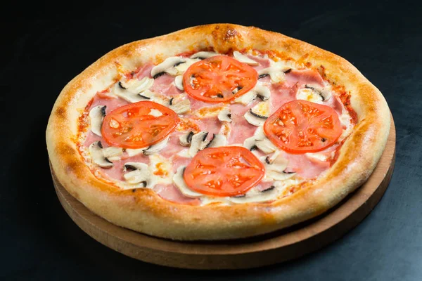 Pizza Com Presunto Tomate Forno — Fotografia de Stock