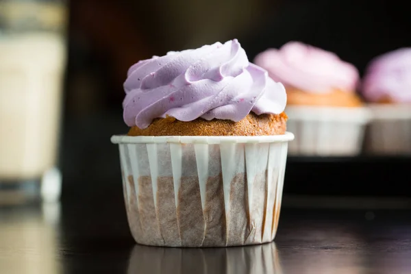 ライラッククリームのカップケーキ — ストック写真