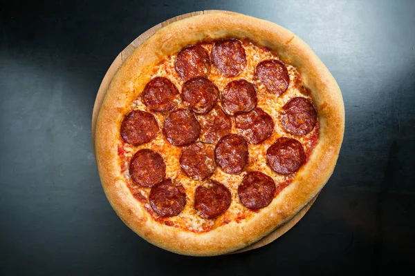 Піч Запечений Піци Пепероні — стокове фото
