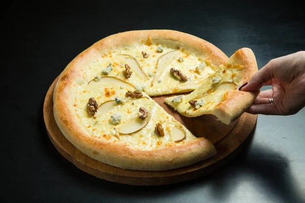 Pizza Met Peer Noten Gorgonzola — Stockfoto