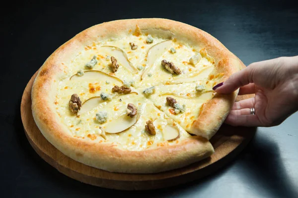 Pizza Met Peer Noten Gorgonzola — Stockfoto