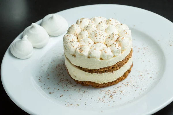 Pastel Tiramisú Repartido Plato — Foto de Stock