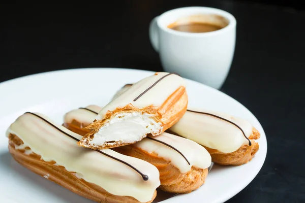 Eclairs Con Glaseado Blanco Plato — Foto de Stock