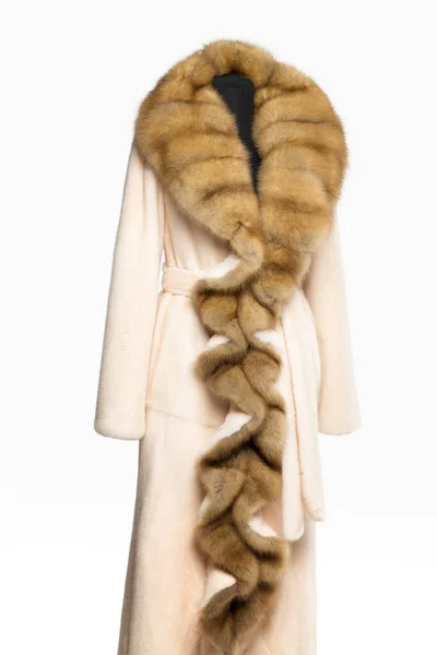 白い長い女性の毛皮のコート — ストック写真