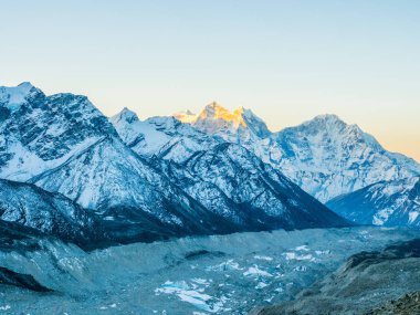 Nepal Himalaya Dağları üzerinde gündoğumu 