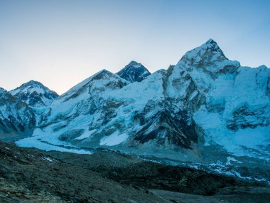 Everest Dağı'nda sabah süre içinde arka