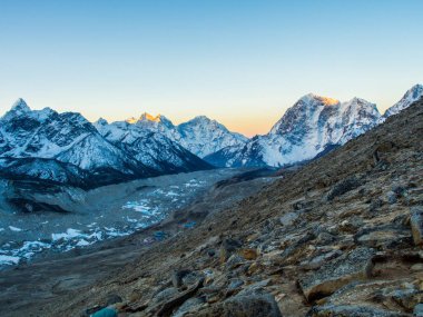 Nepal Himalaya Dağları üzerinde gündoğumu 