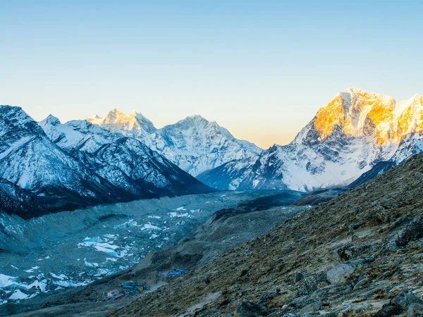Nepal Himalaya Dağları üzerinde gündoğumu 