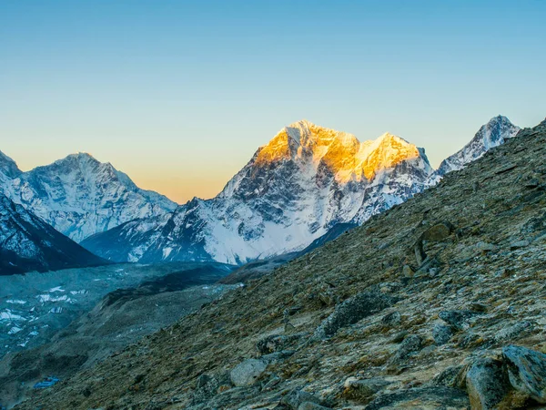 Nepal Himalaya Dağları üzerinde gündoğumu 
