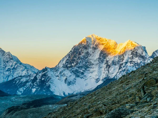 Nepal Himalaya Dağları üzerinde gündoğumu 